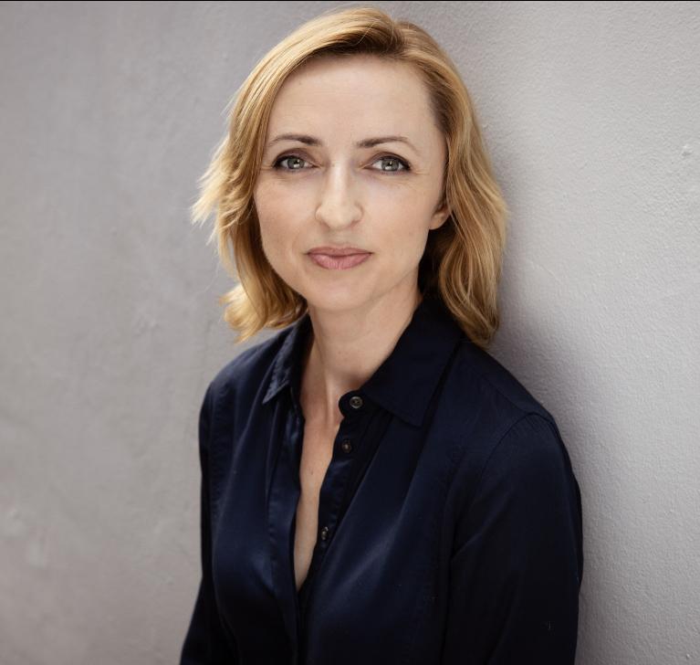 actor Sarah Aubrey large photo