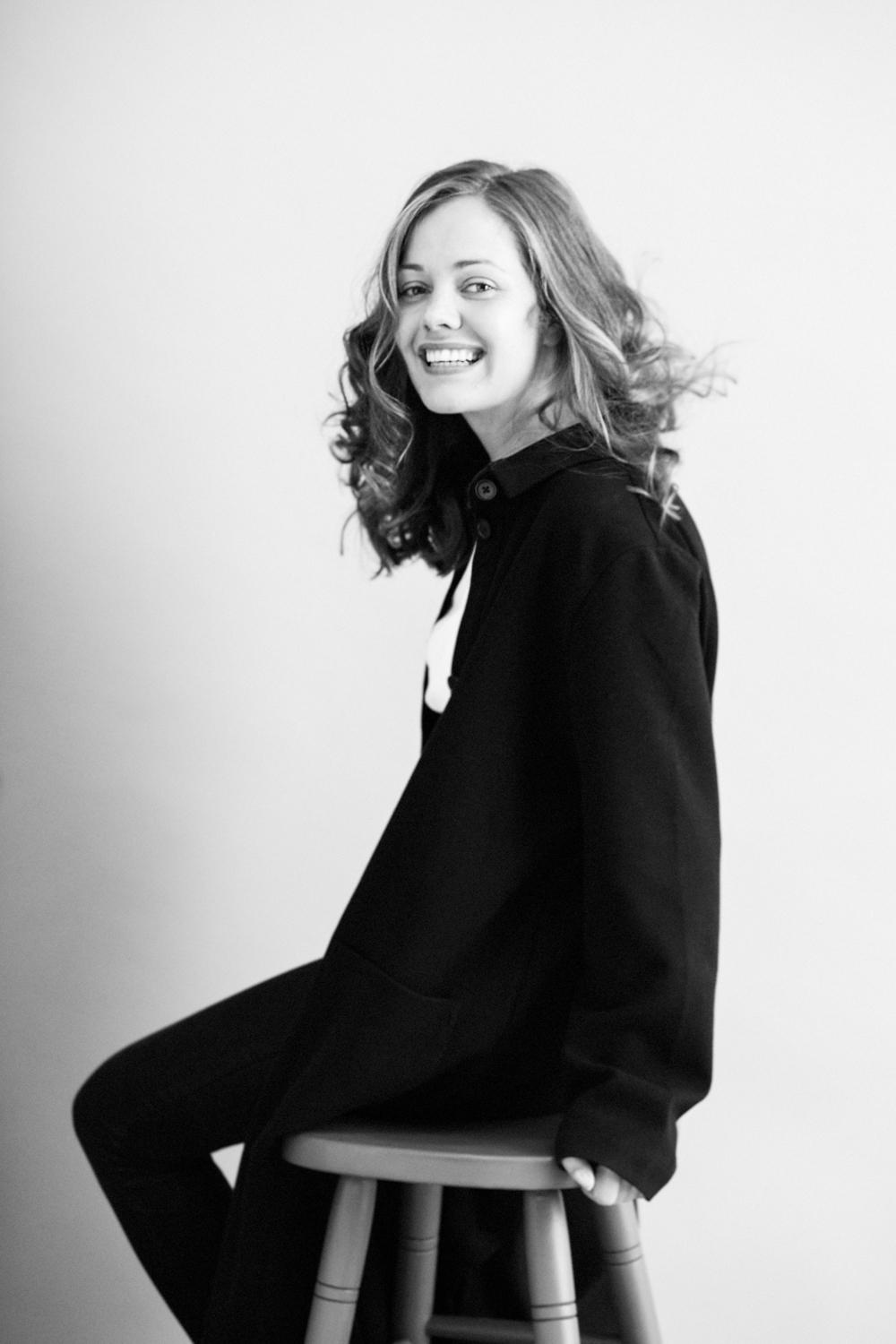 actor Oona Airola large photo