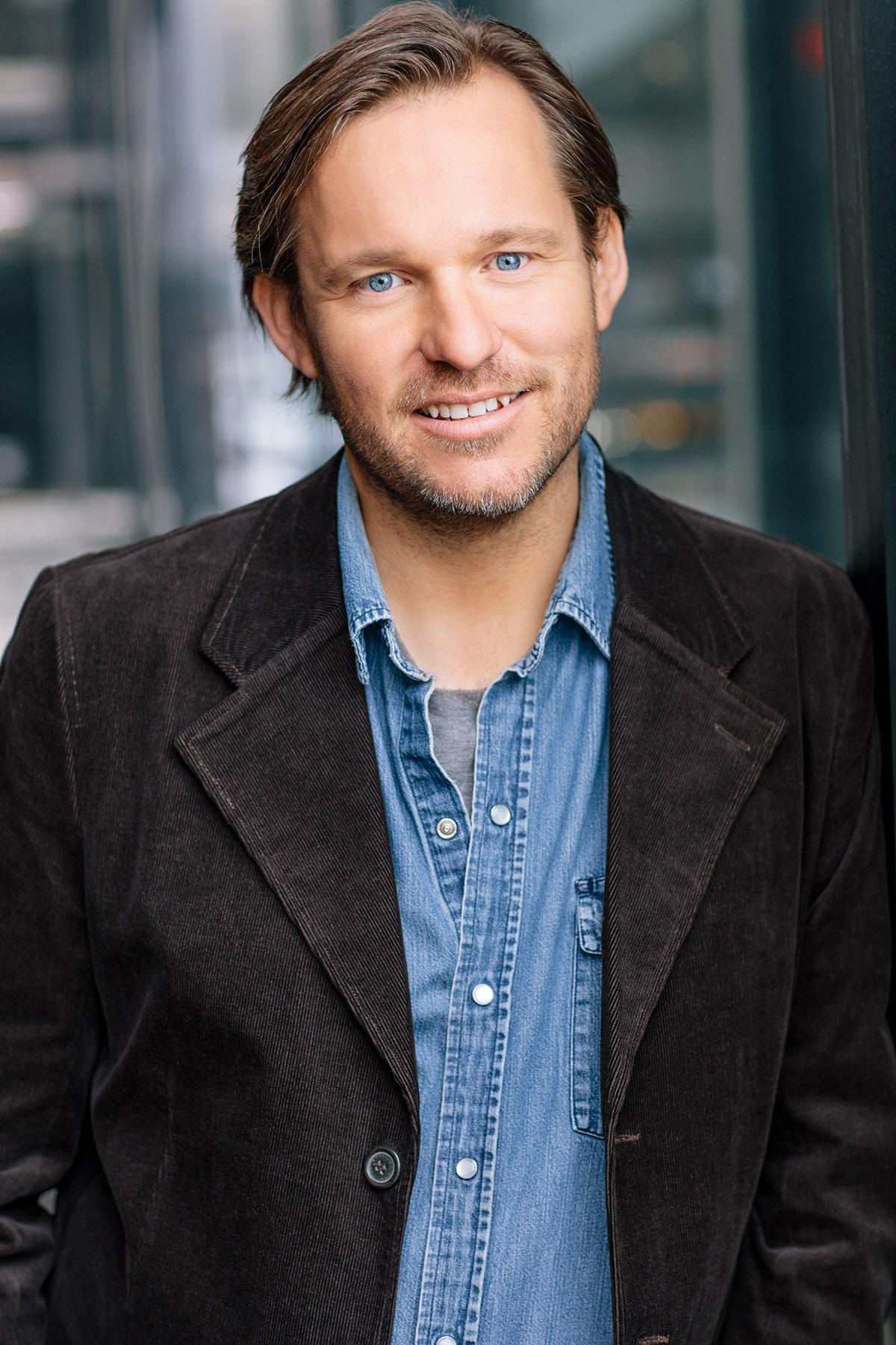 actor Lonni Olson large photo