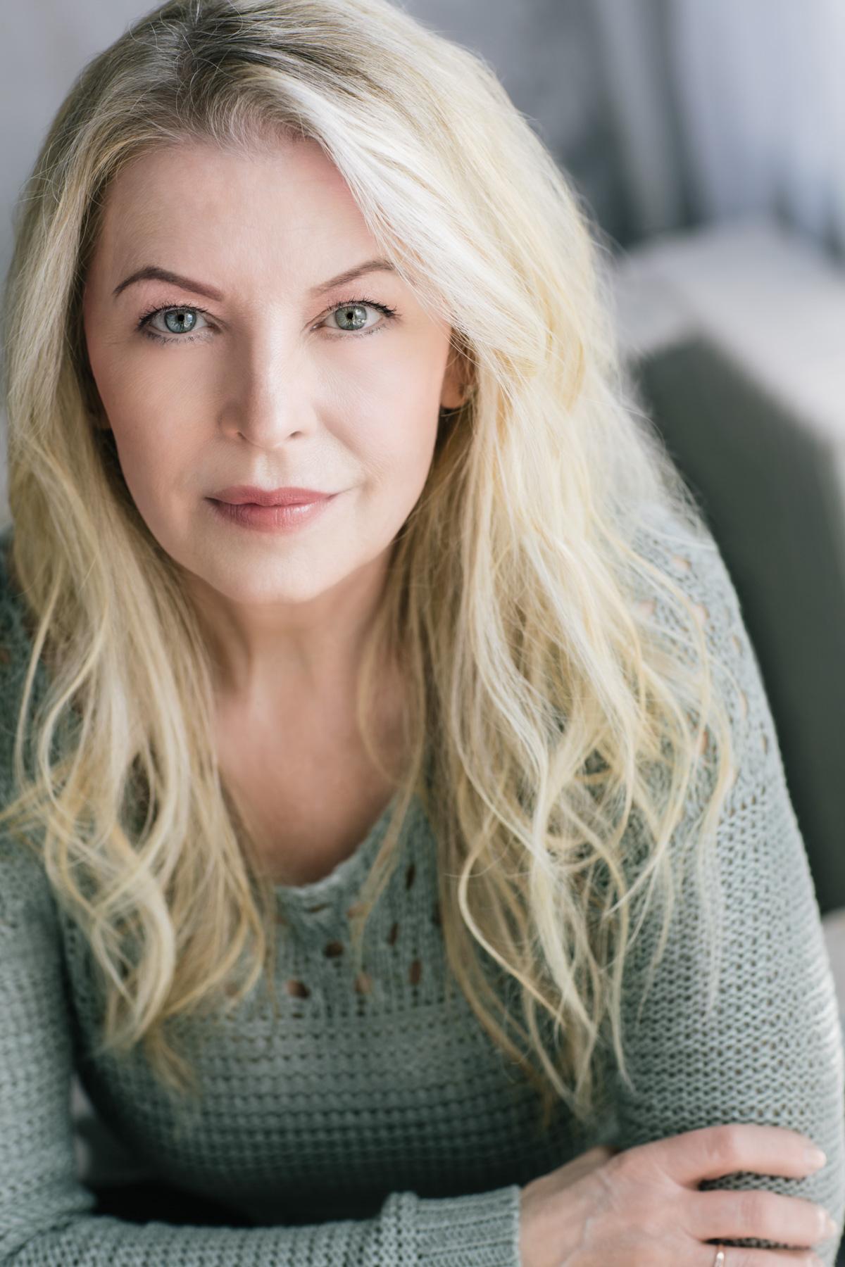 actor Debra Donohue large photo