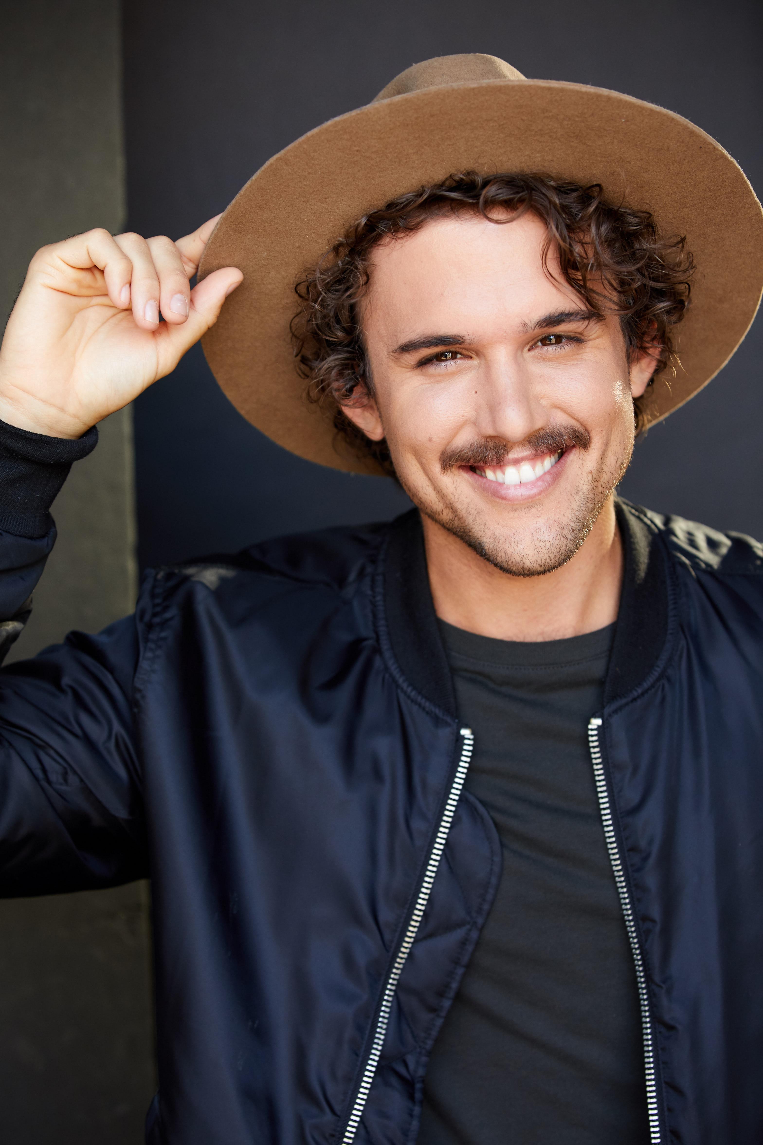 actor Michael Glauser large photo