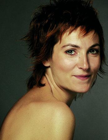 actor Yelda Reynaud large photo