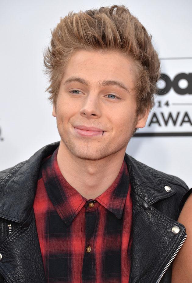 actor Luke Hemmings large photo