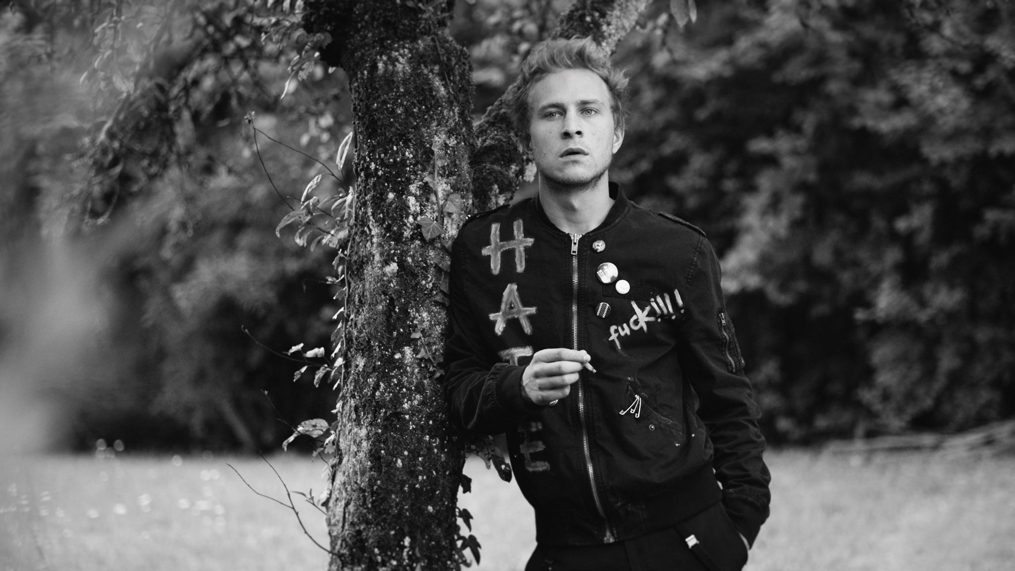 actor Max Hubacher large photo