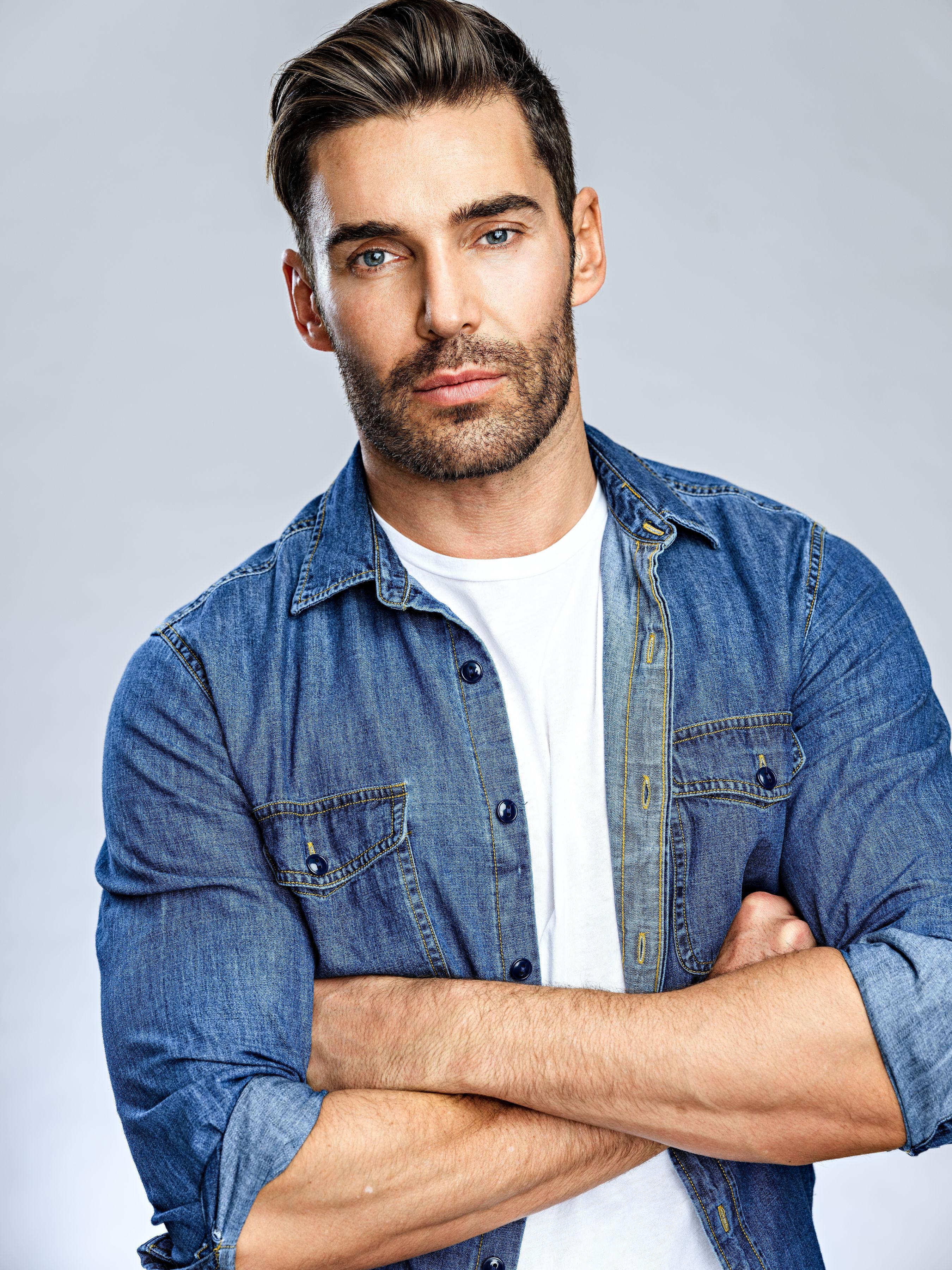 actor Nick Hounslow large photo