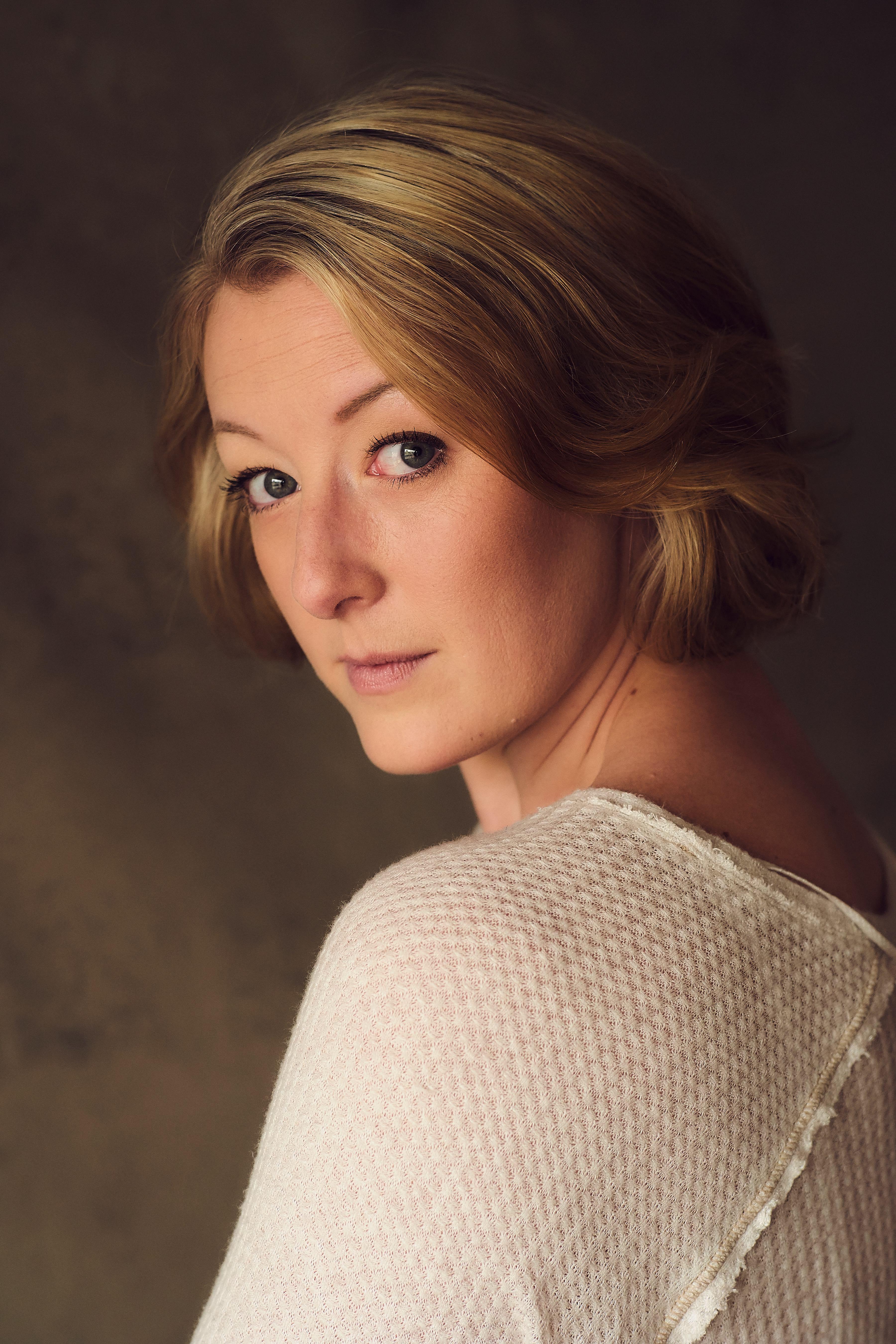 actor Julia McIlvaine large photo