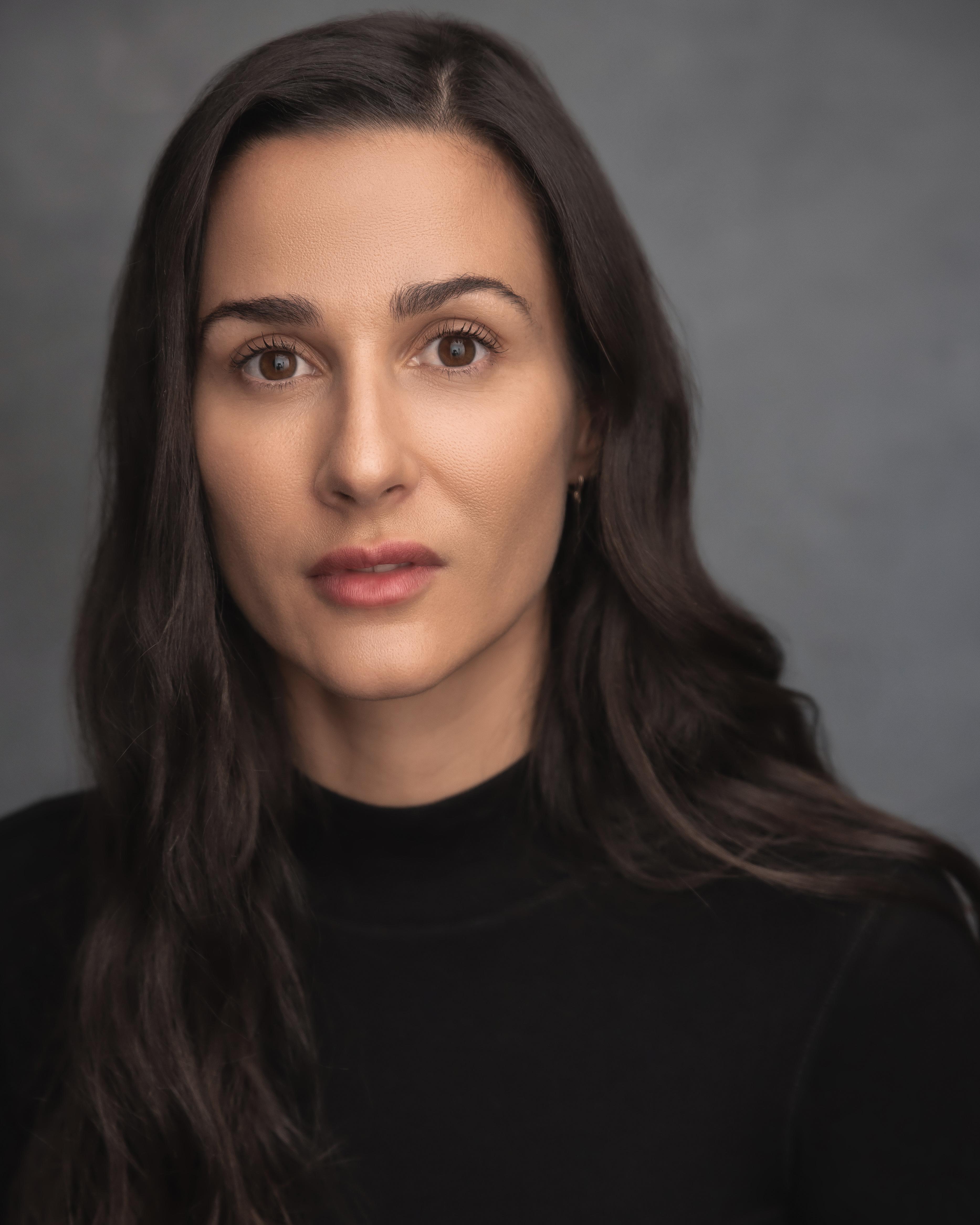 actor Sarah Barlondo large photo