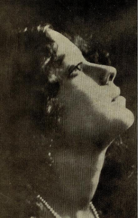 actor Leela Chitnis large photo