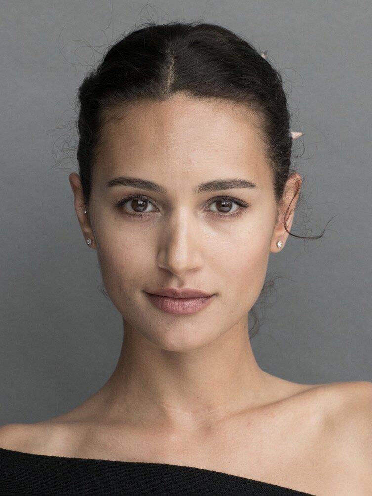 actor Michaela Saba large photo