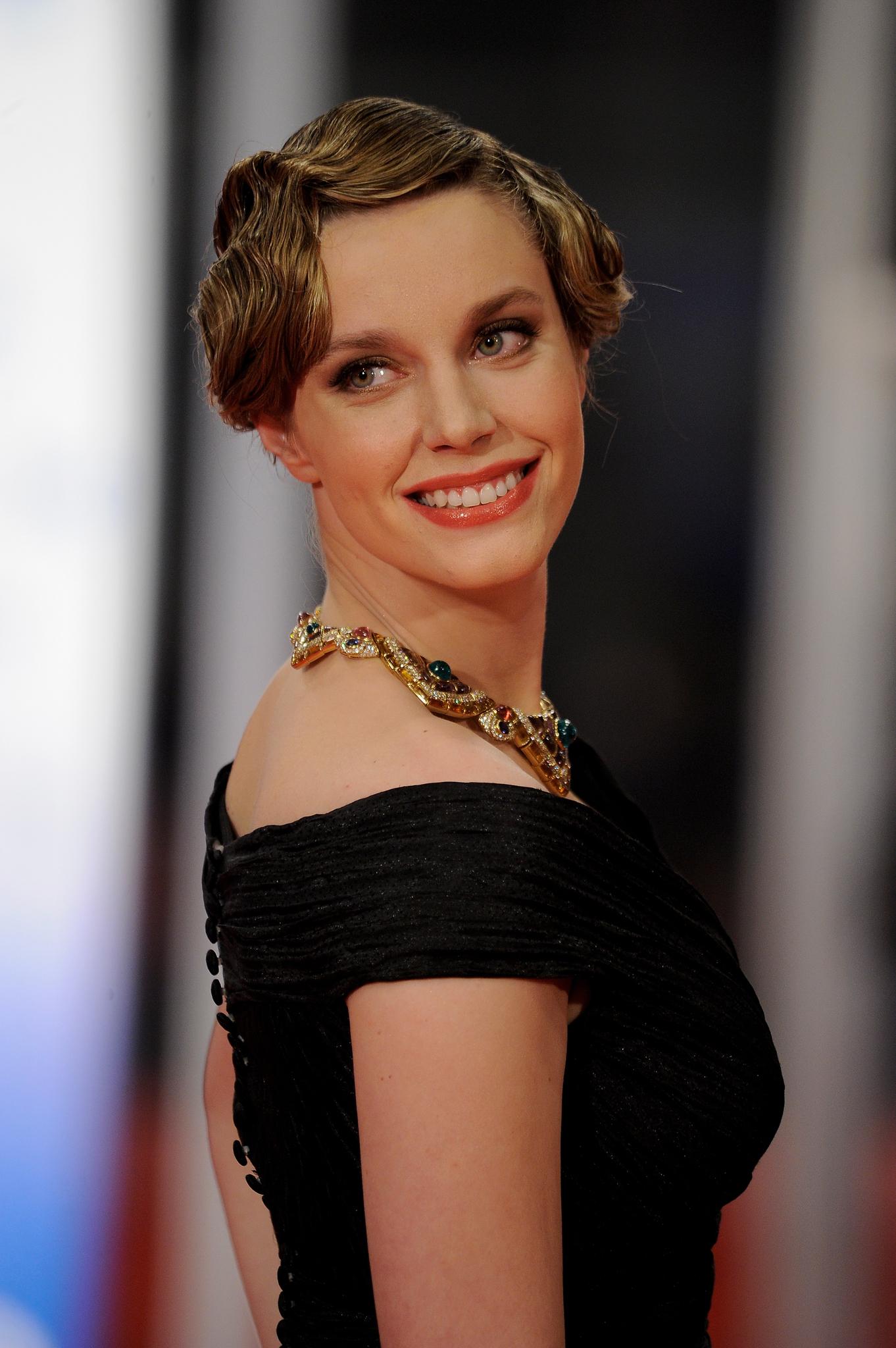 actor Carolina Bang large photo