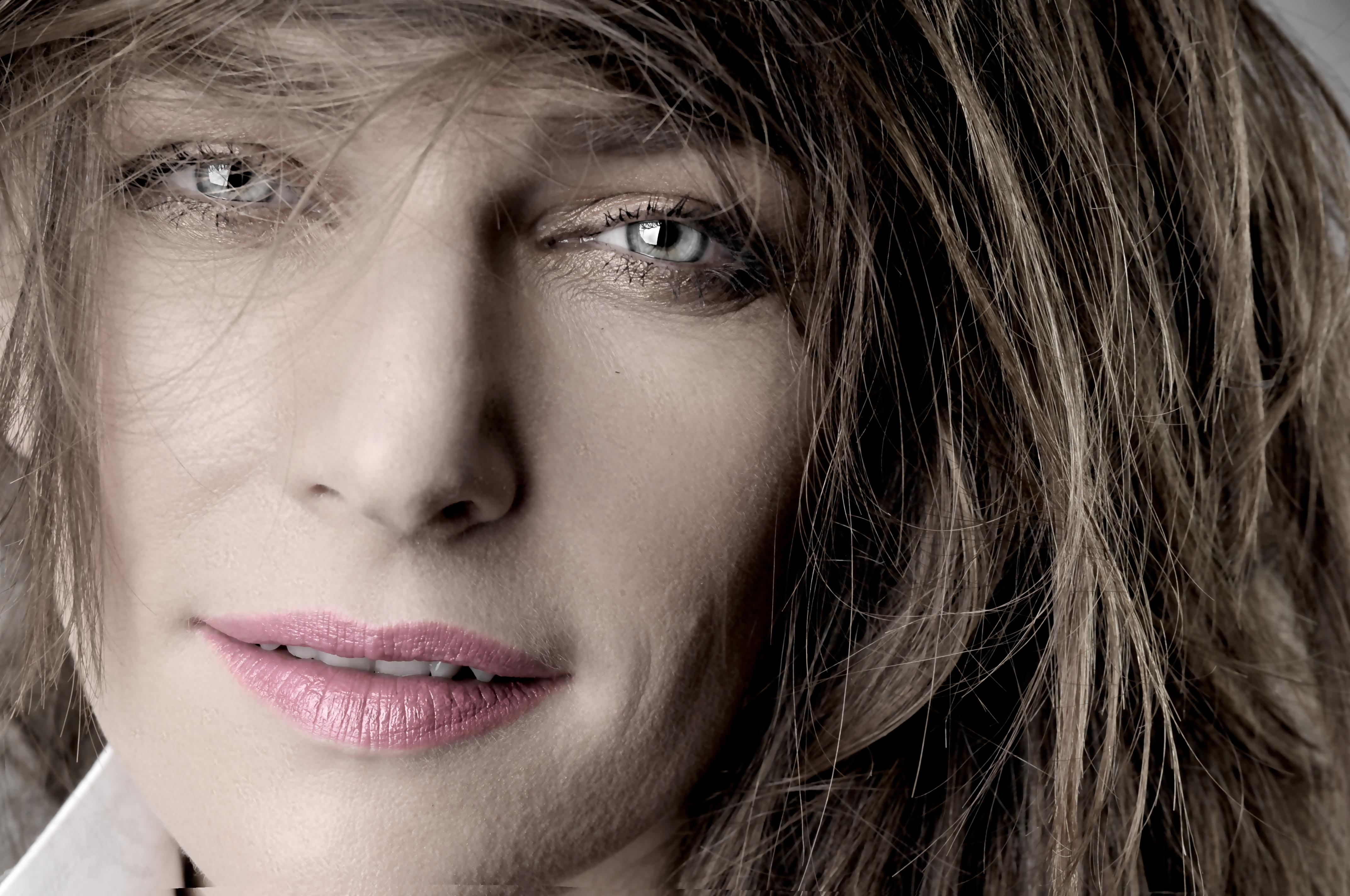 actor Zsófia Szamosi large photo