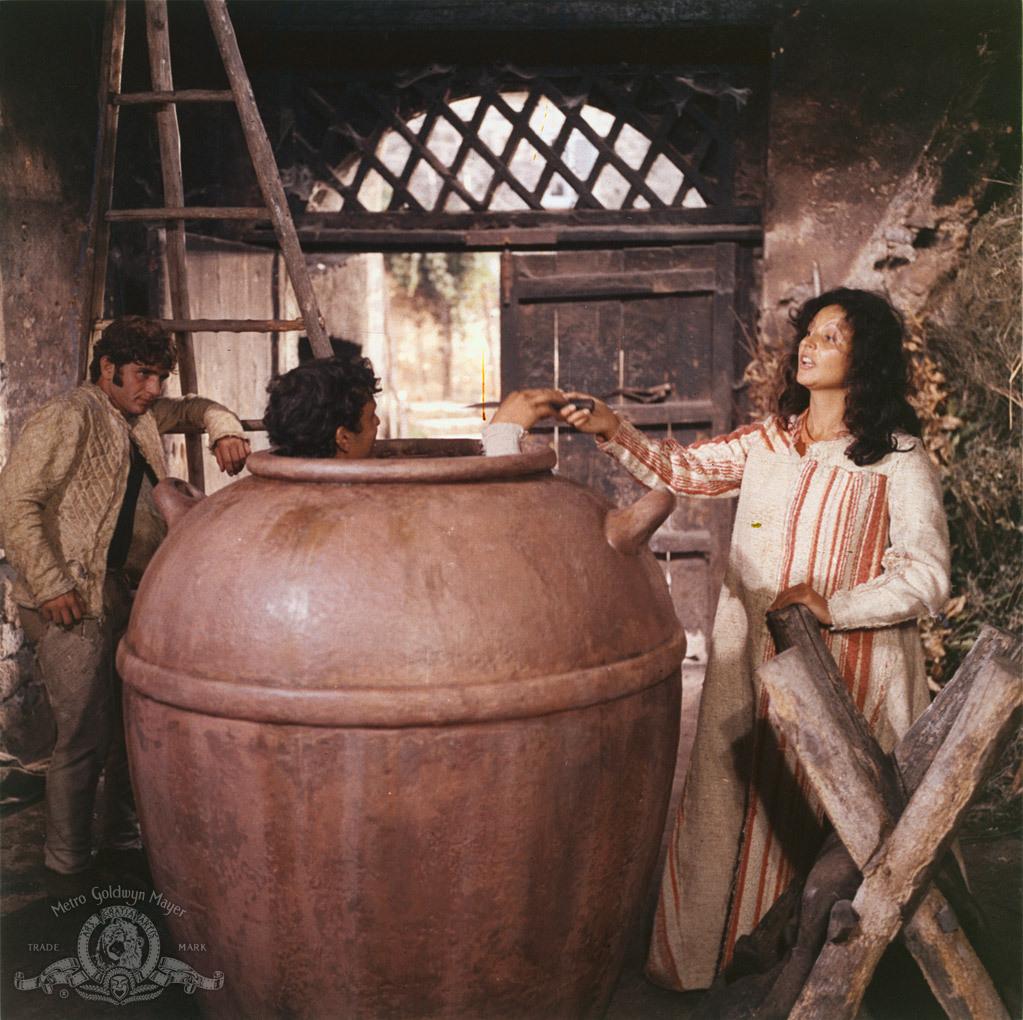 actor Angela Luce large photo