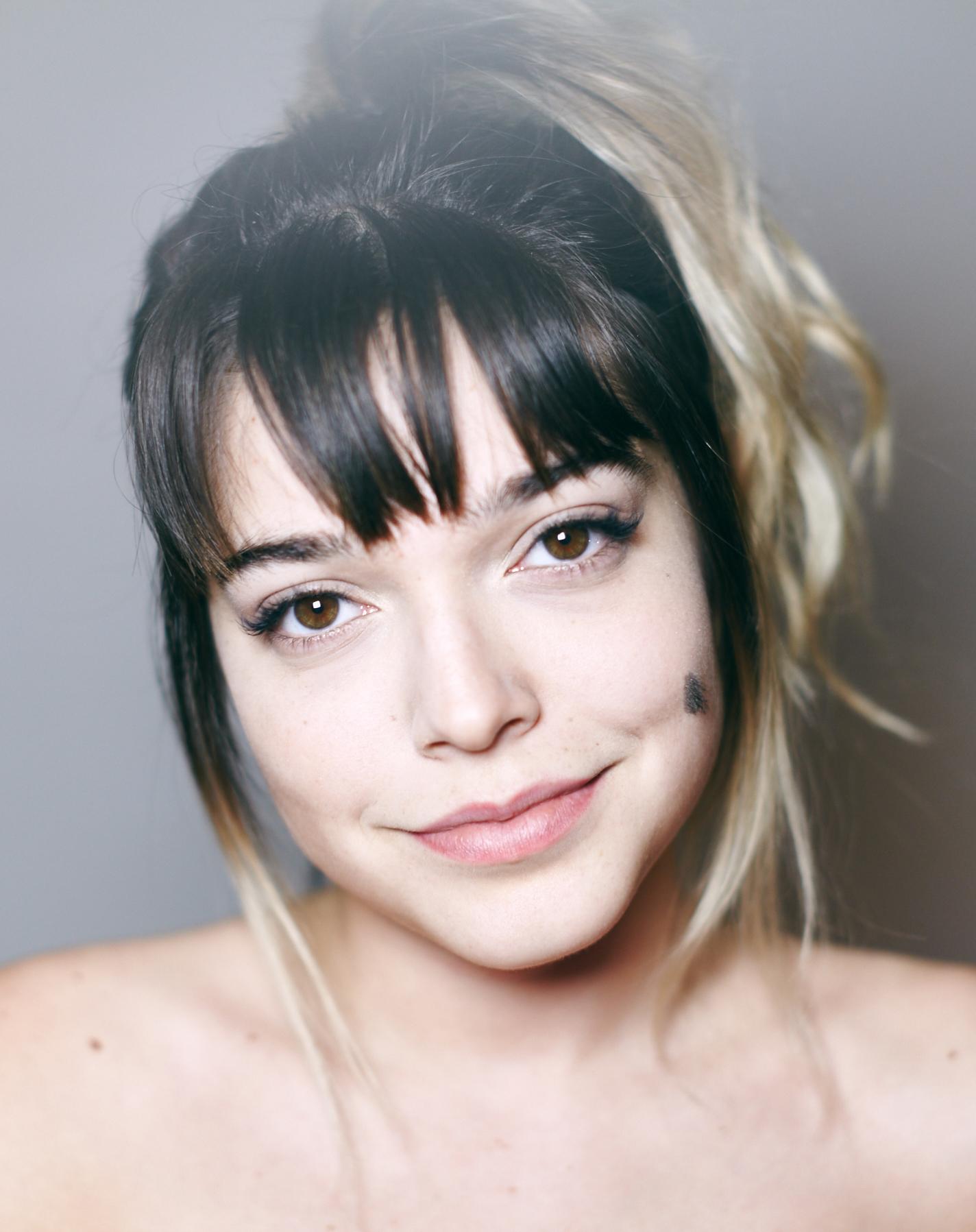 actor Bella Camero large photo