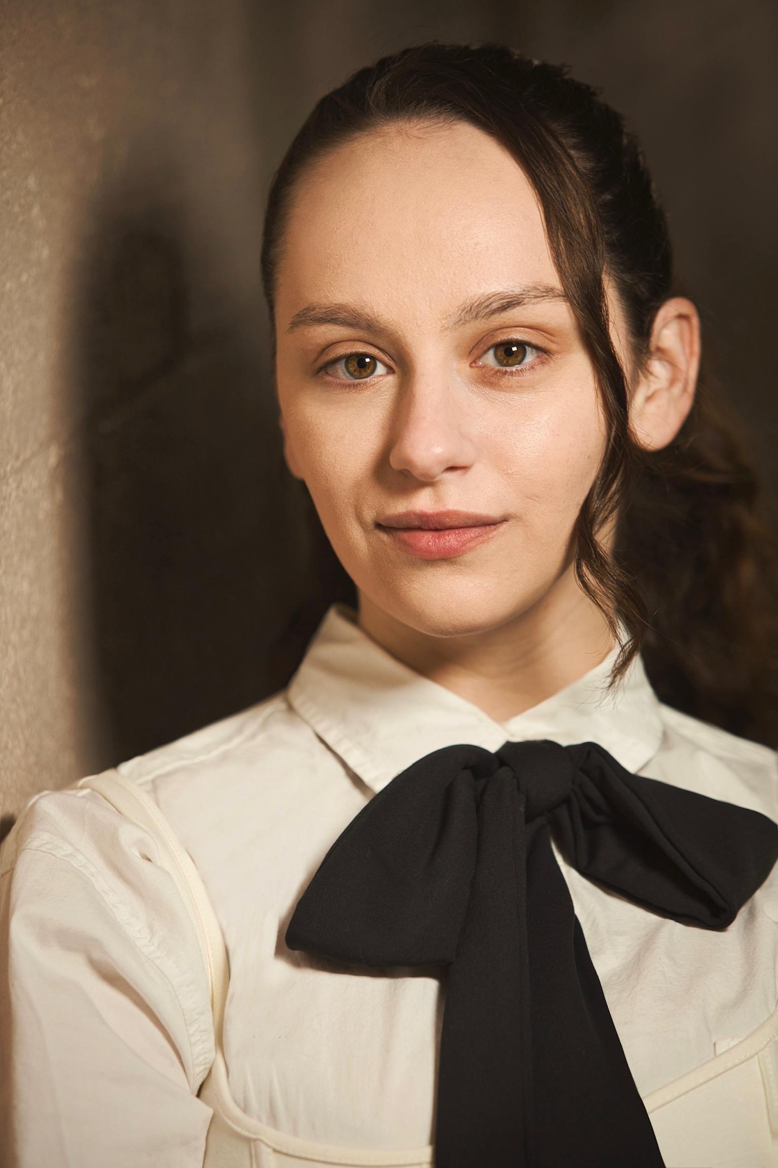 actor Ava Collins large photo