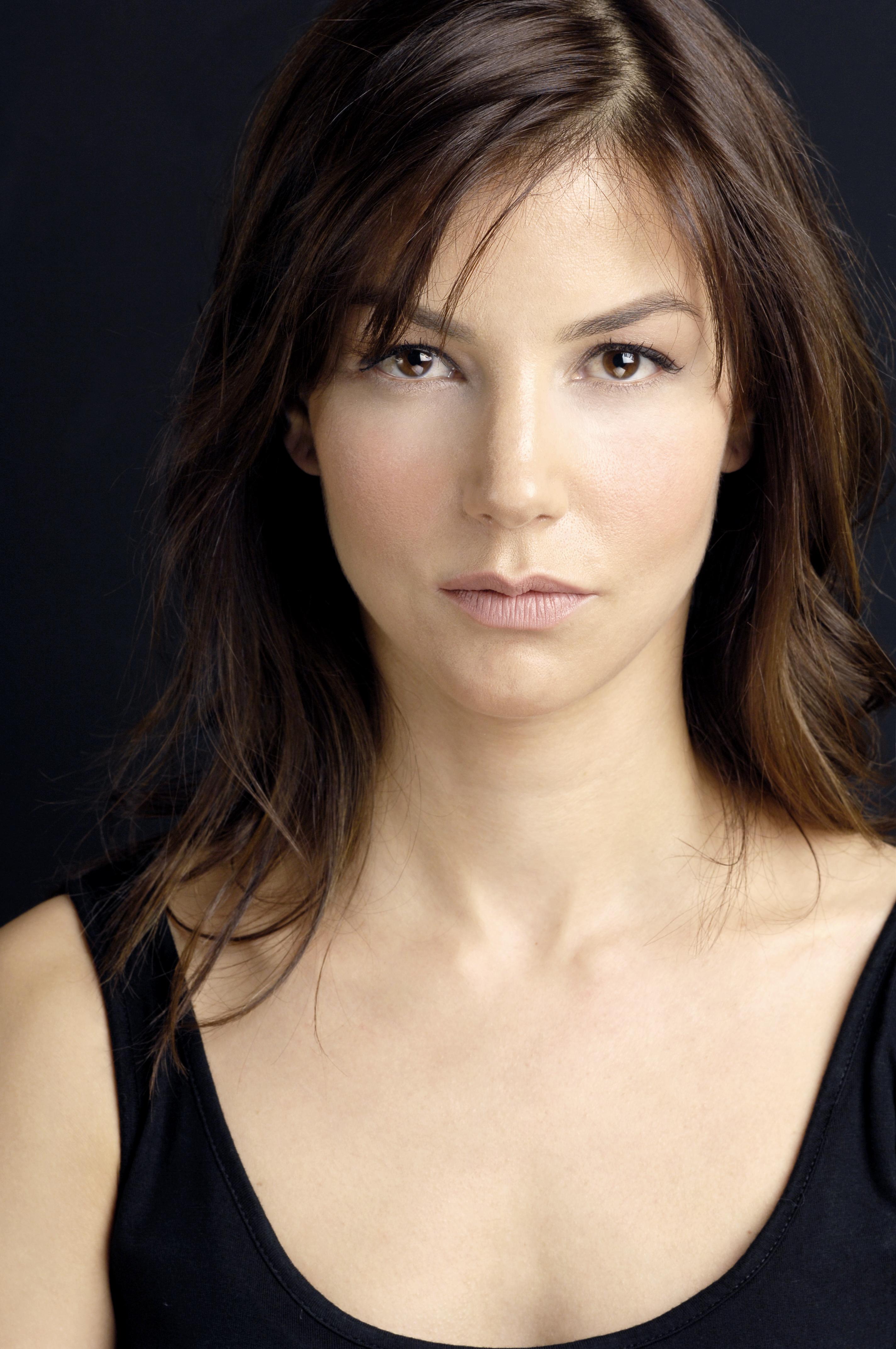 actor Defne Kayalar large photo