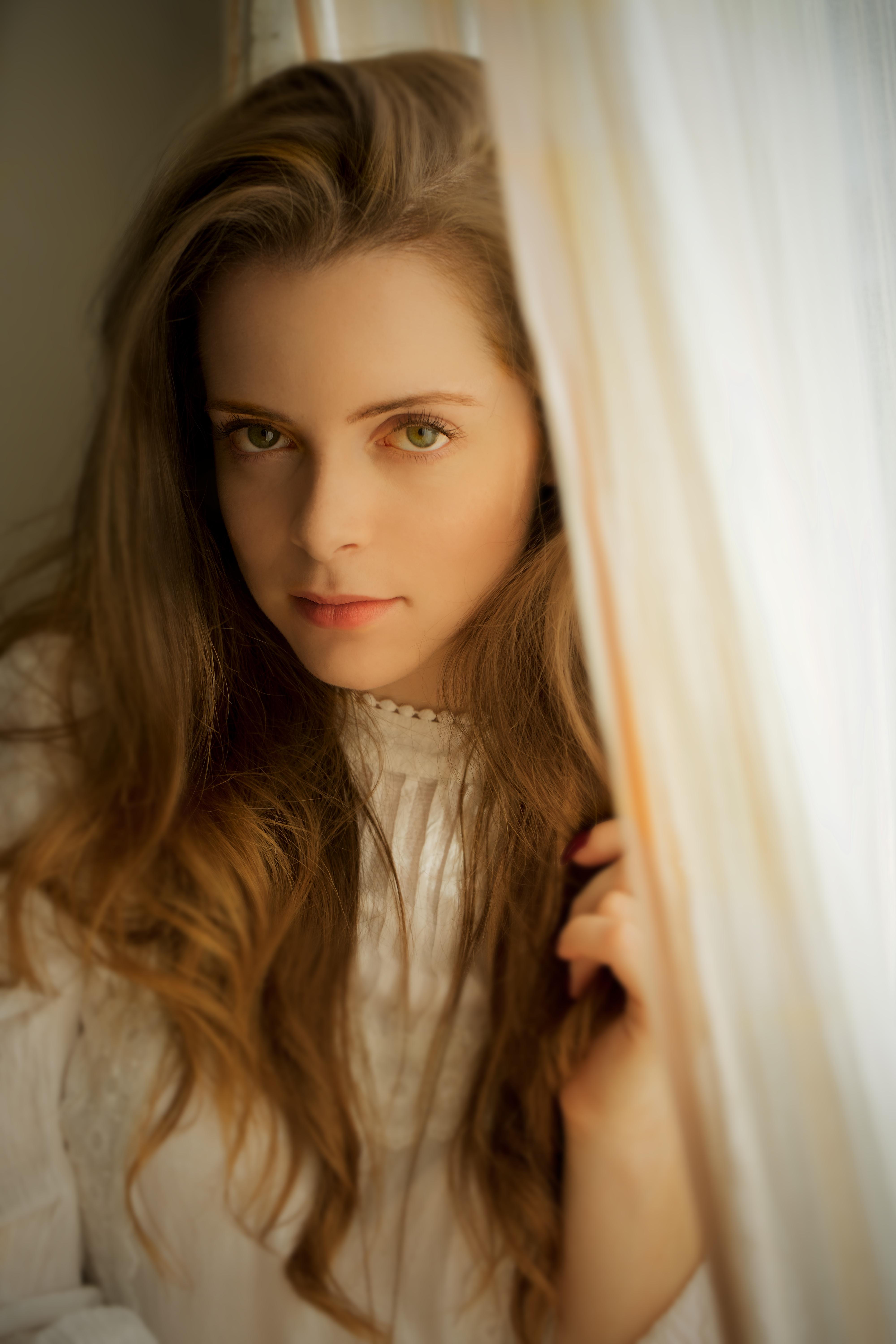 actor Pippa Hughes large photo