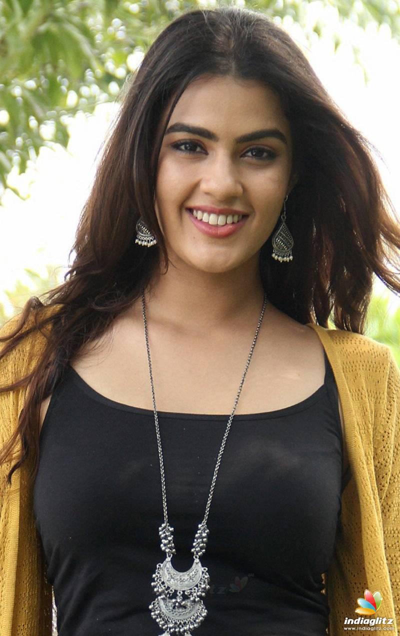 actor Kavya Thapar large photo
