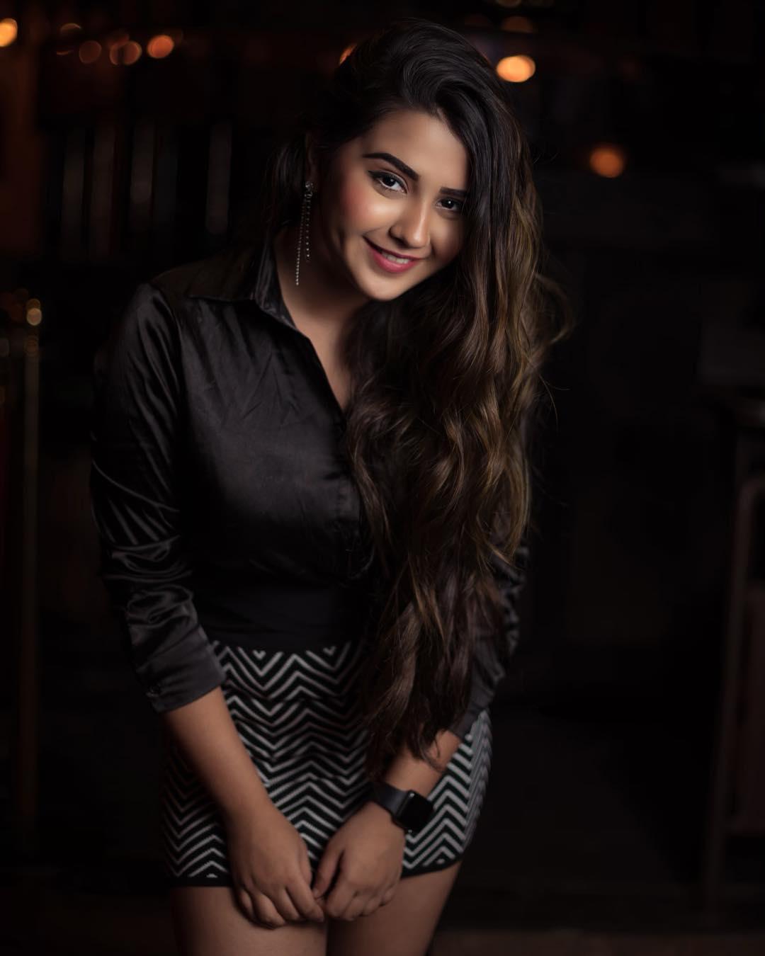 actor Roshni Walia large photo