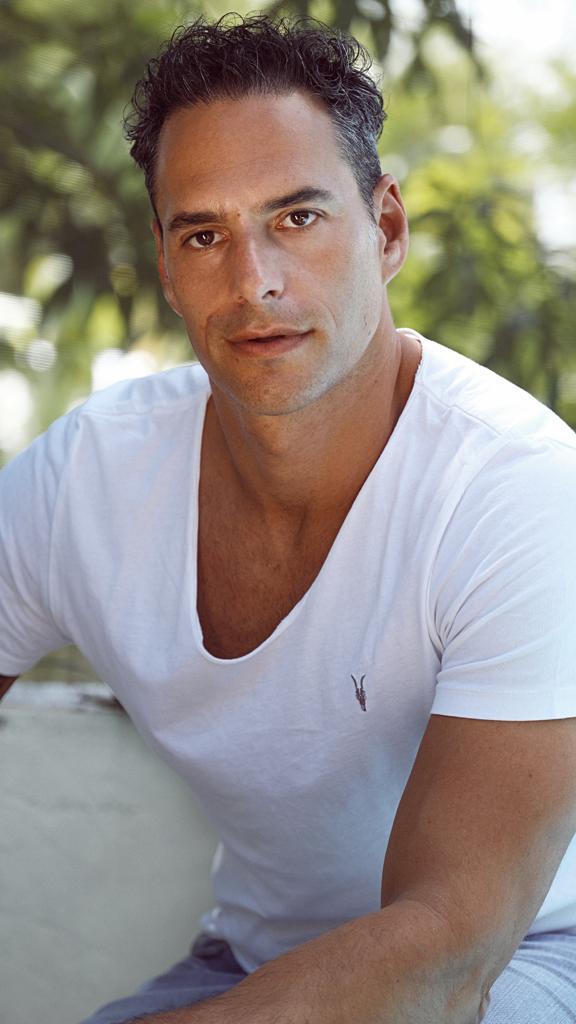 actor Lucas Akoskin large photo