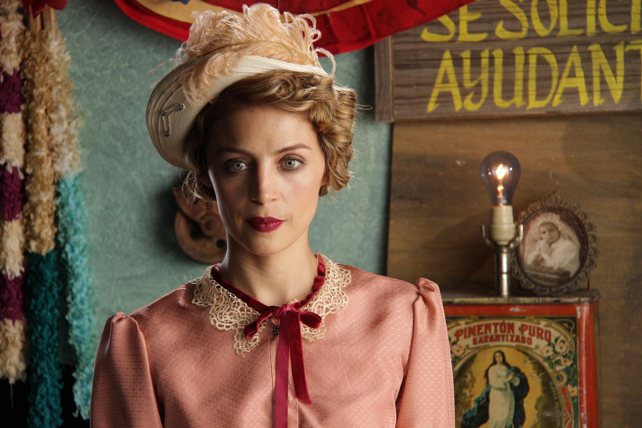 actor Ilse Salas large photo