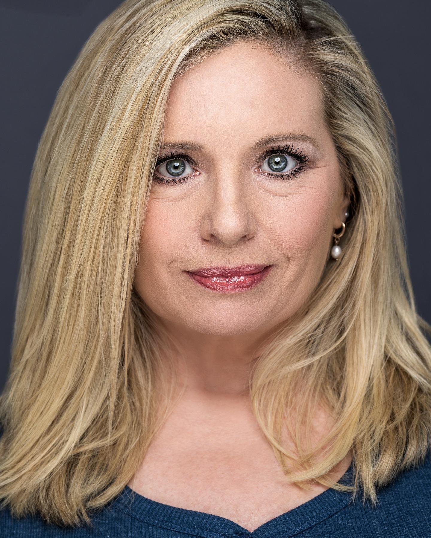 actor Elizabeth Brewster large photo