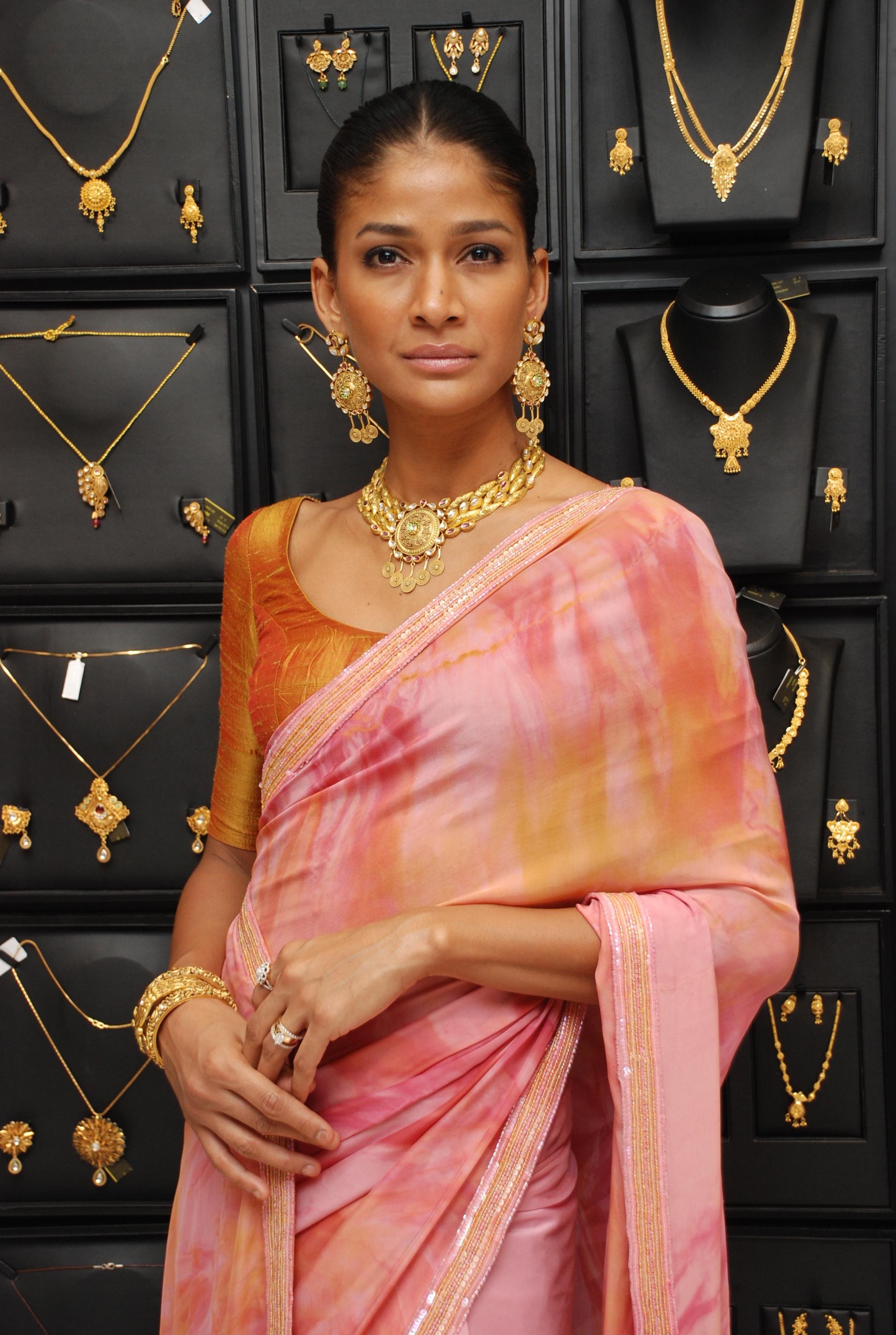 actor Carol Gracias large photo