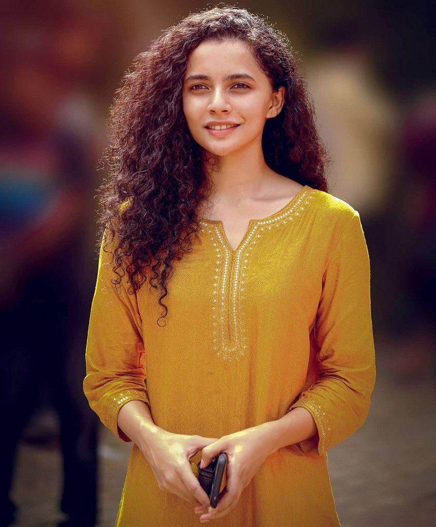 actor Athulya Chandra large photo