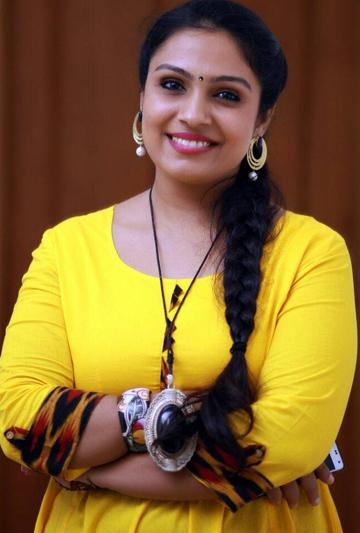 actor Divya M. Nair large photo