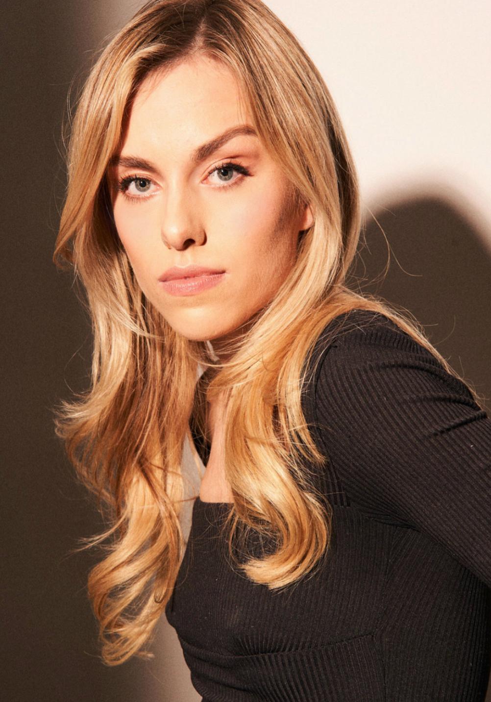 actor Caroline Anderson large photo