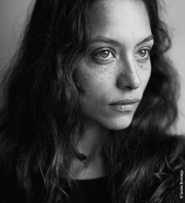 actor Liliana de Vries large photo