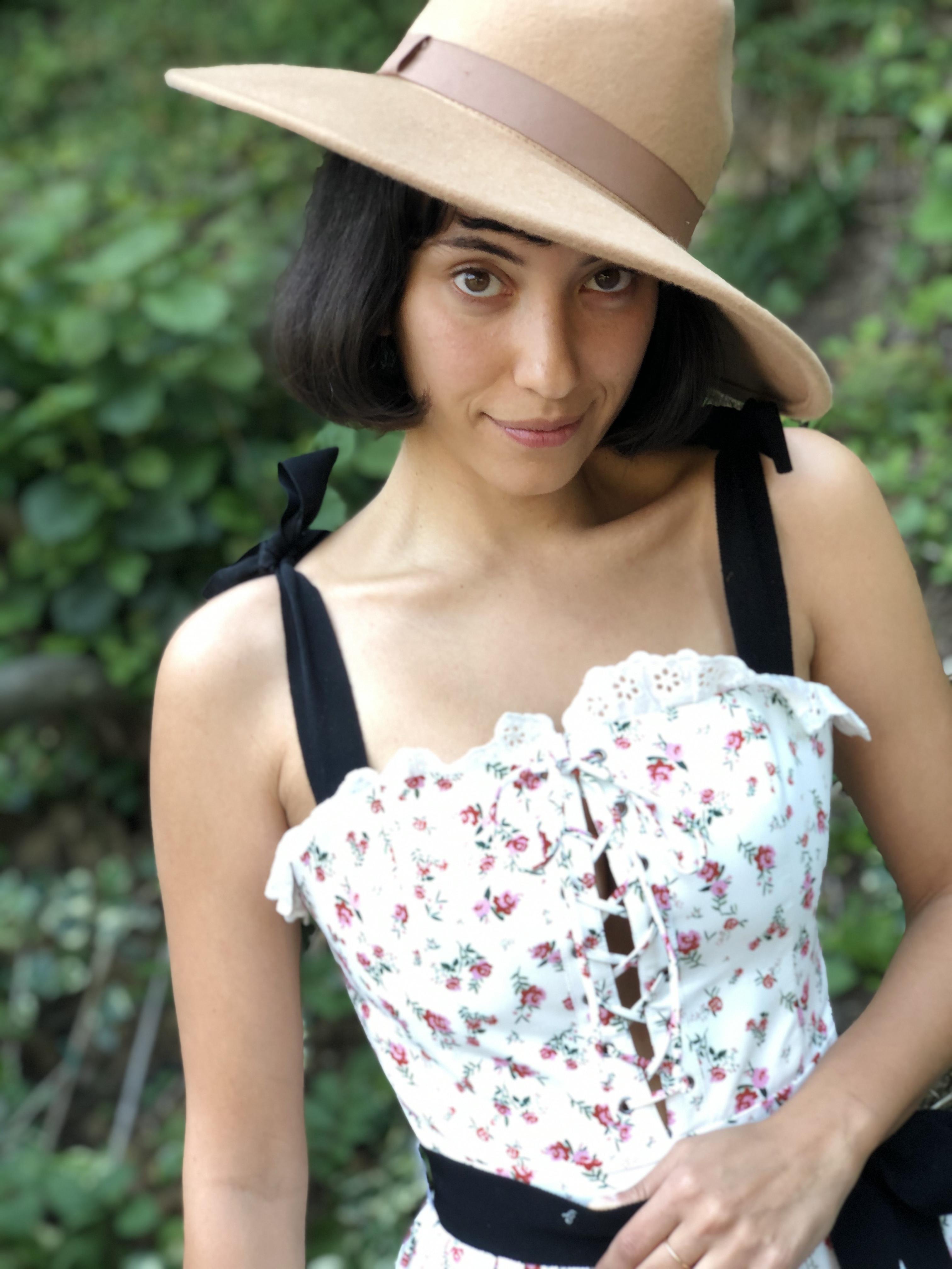 actor Duygu Sarisin large photo