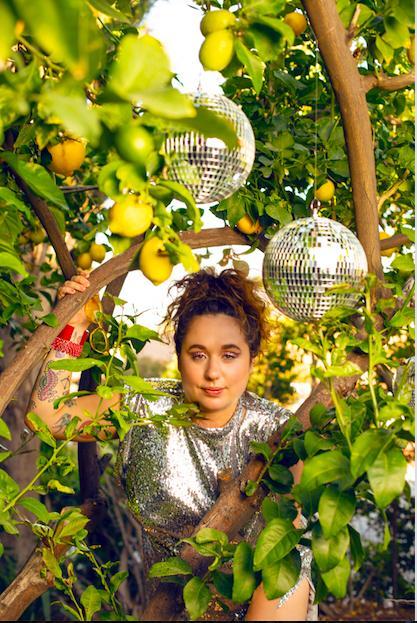 actor Liza Treyger large photo