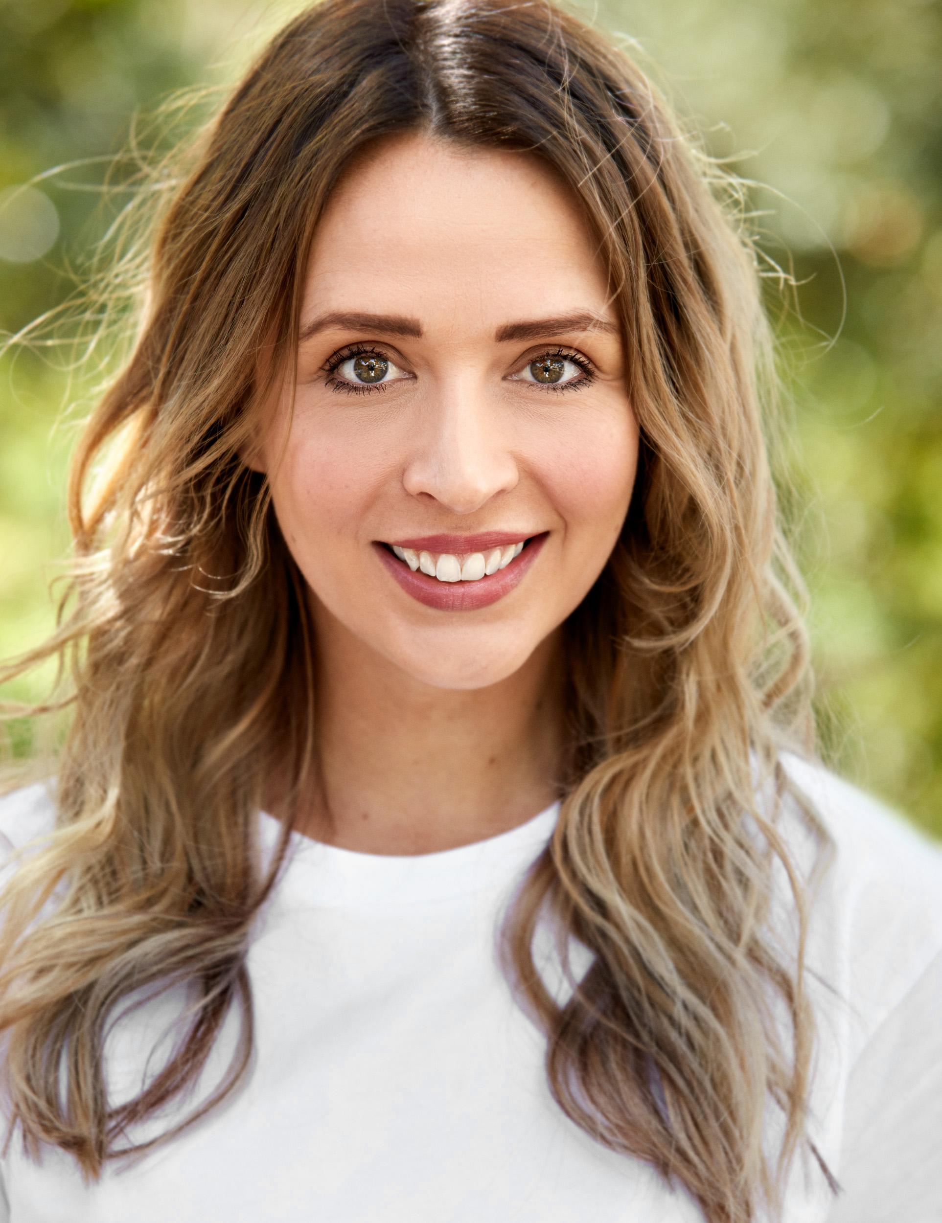 actor Lara Deam large photo