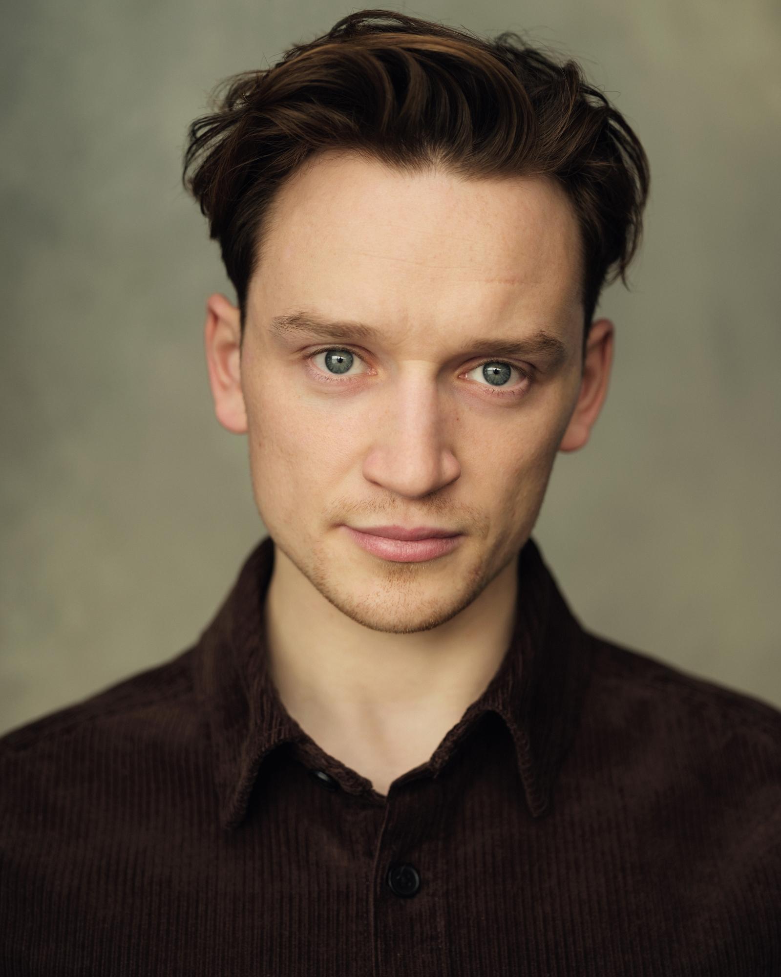 actor Louis Greatorex large photo