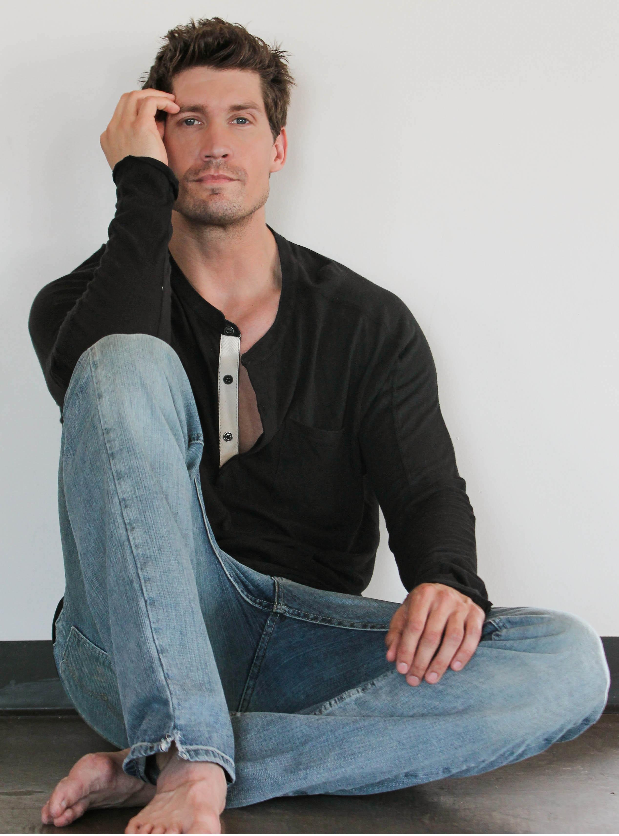 actor Matthew Roy large photo