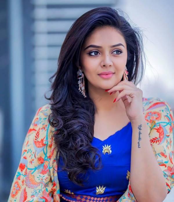 actor Sreemukhi large photo