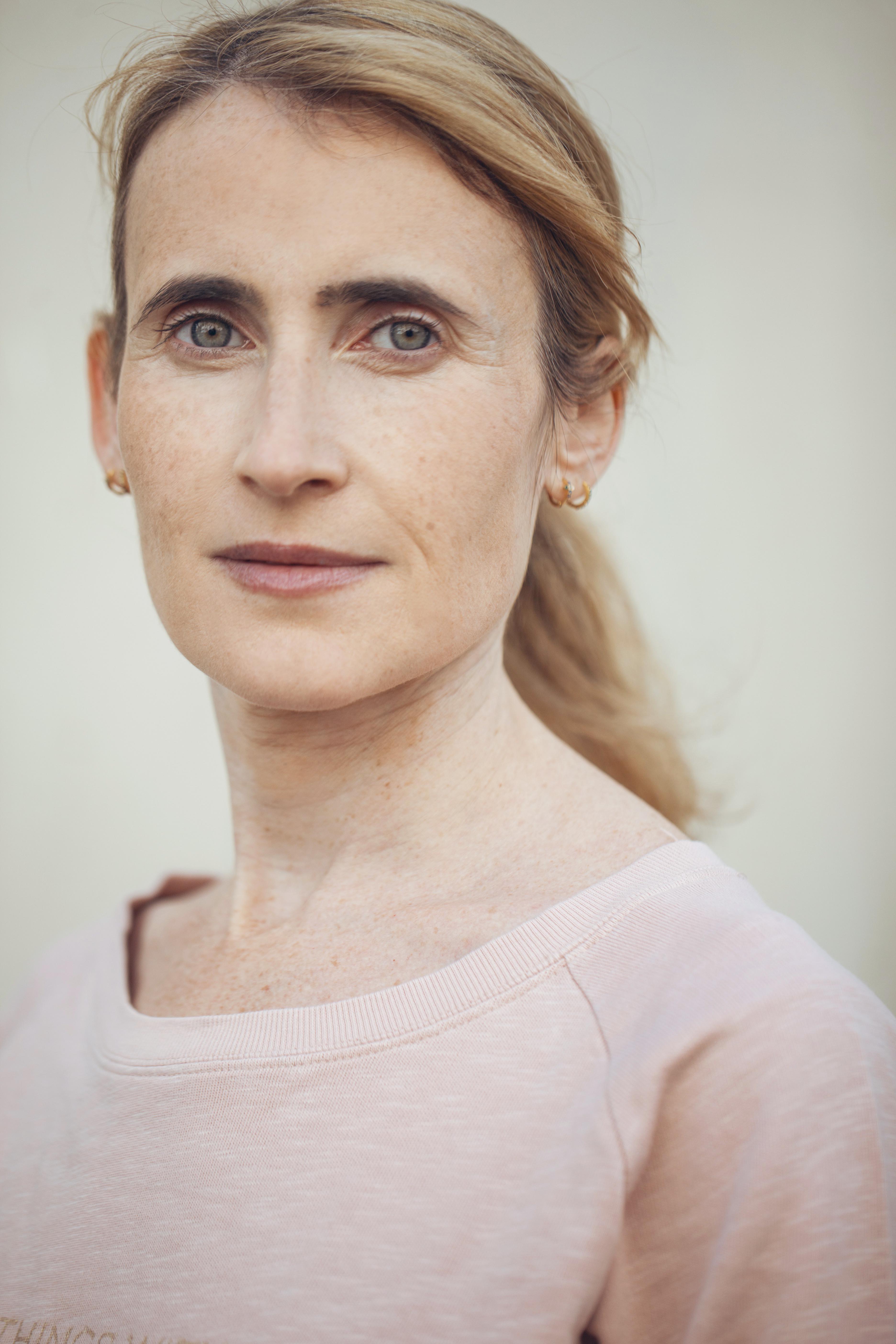 actor Sarah Pebereau large photo