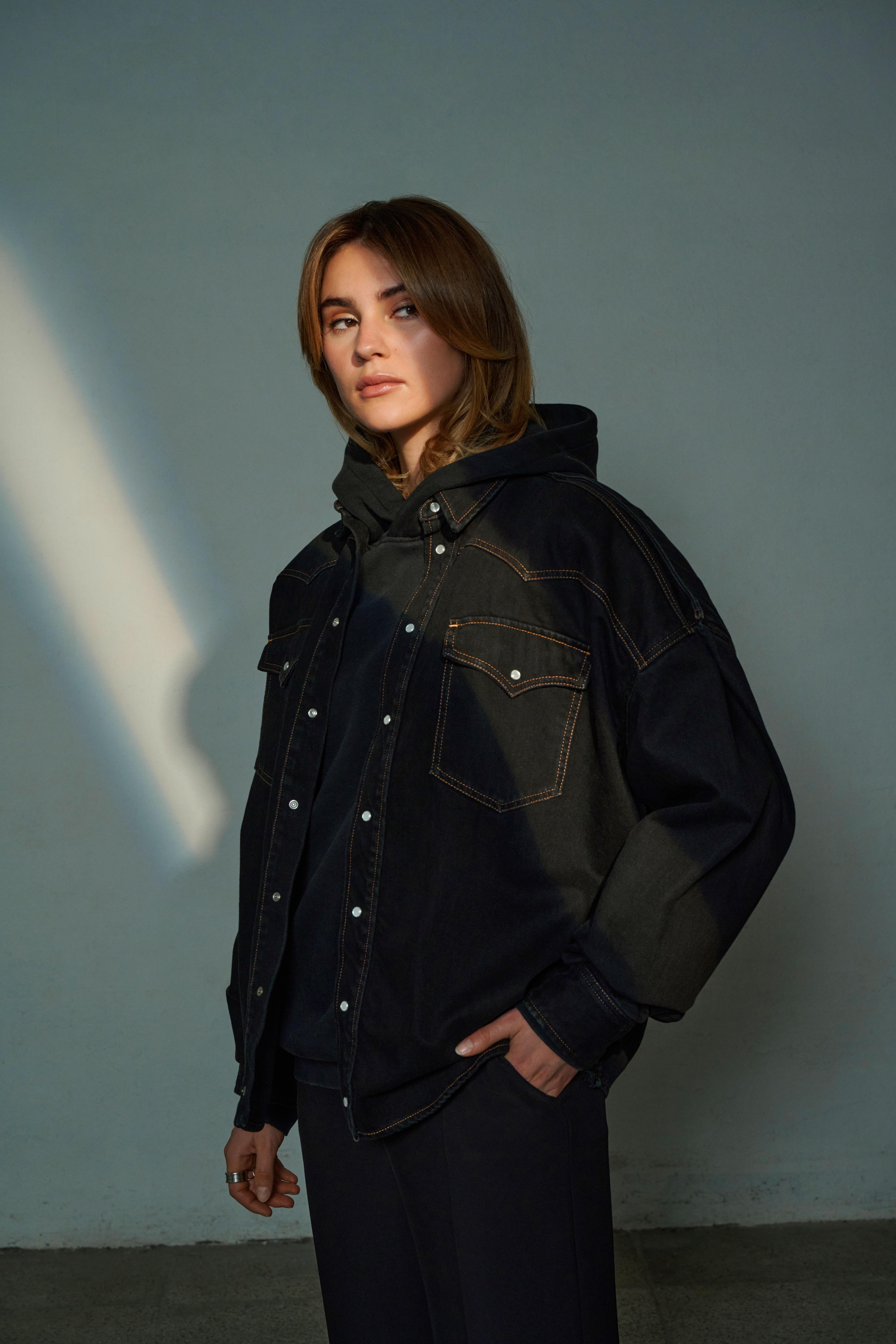 actor Stefanie Giesinger large photo