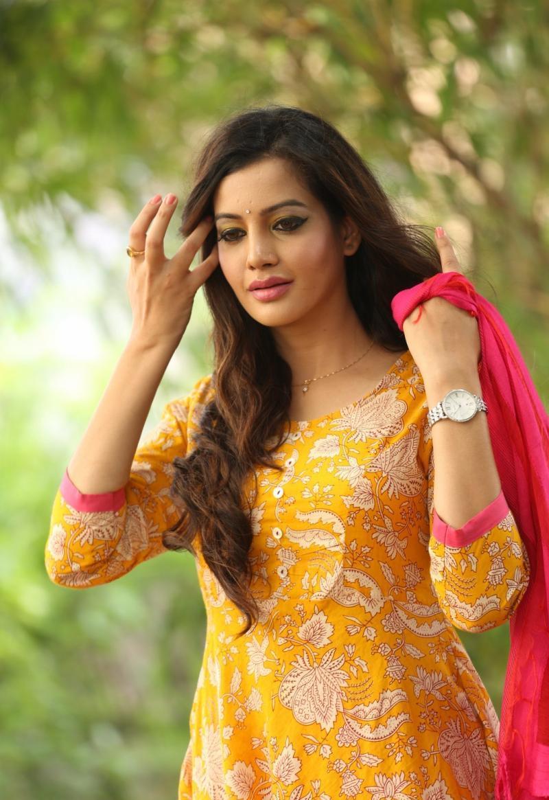 actor Deeksha Panth large photo