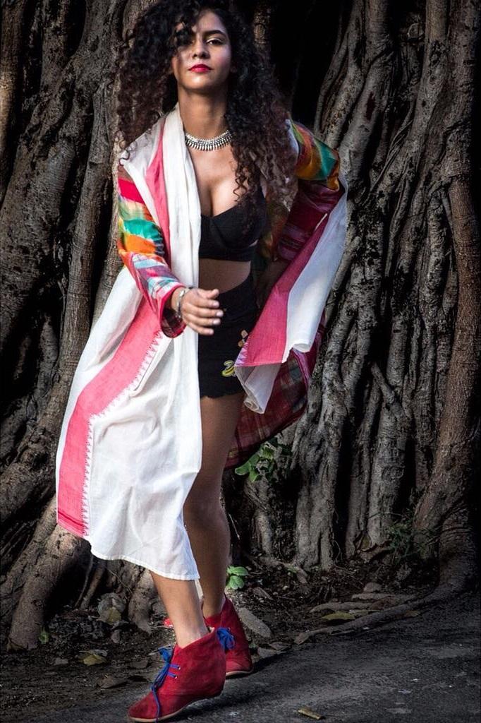 actor Himika Bose large photo