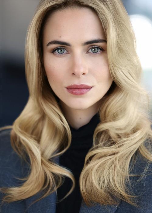 actor Holly Deveaux large photo