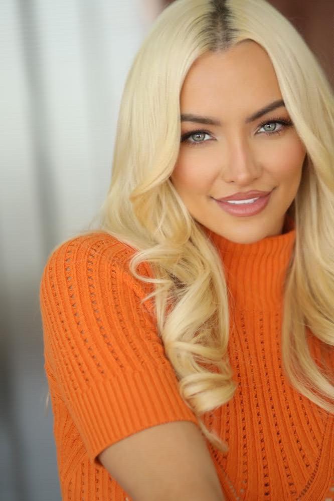 actor Lindsey Pelas large photo
