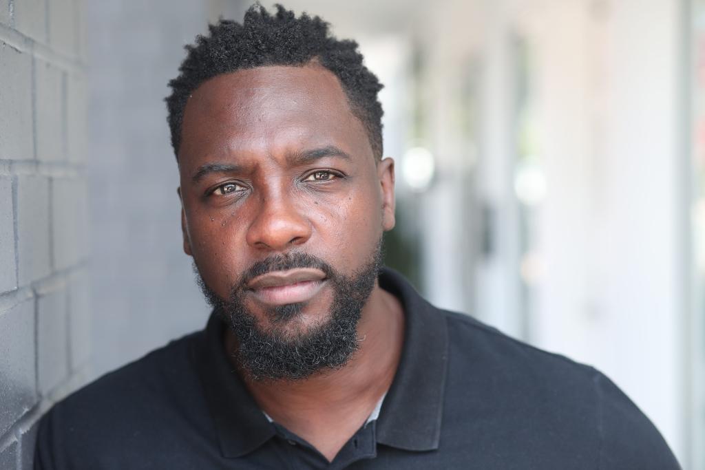 actor Zach Humphrey large photo