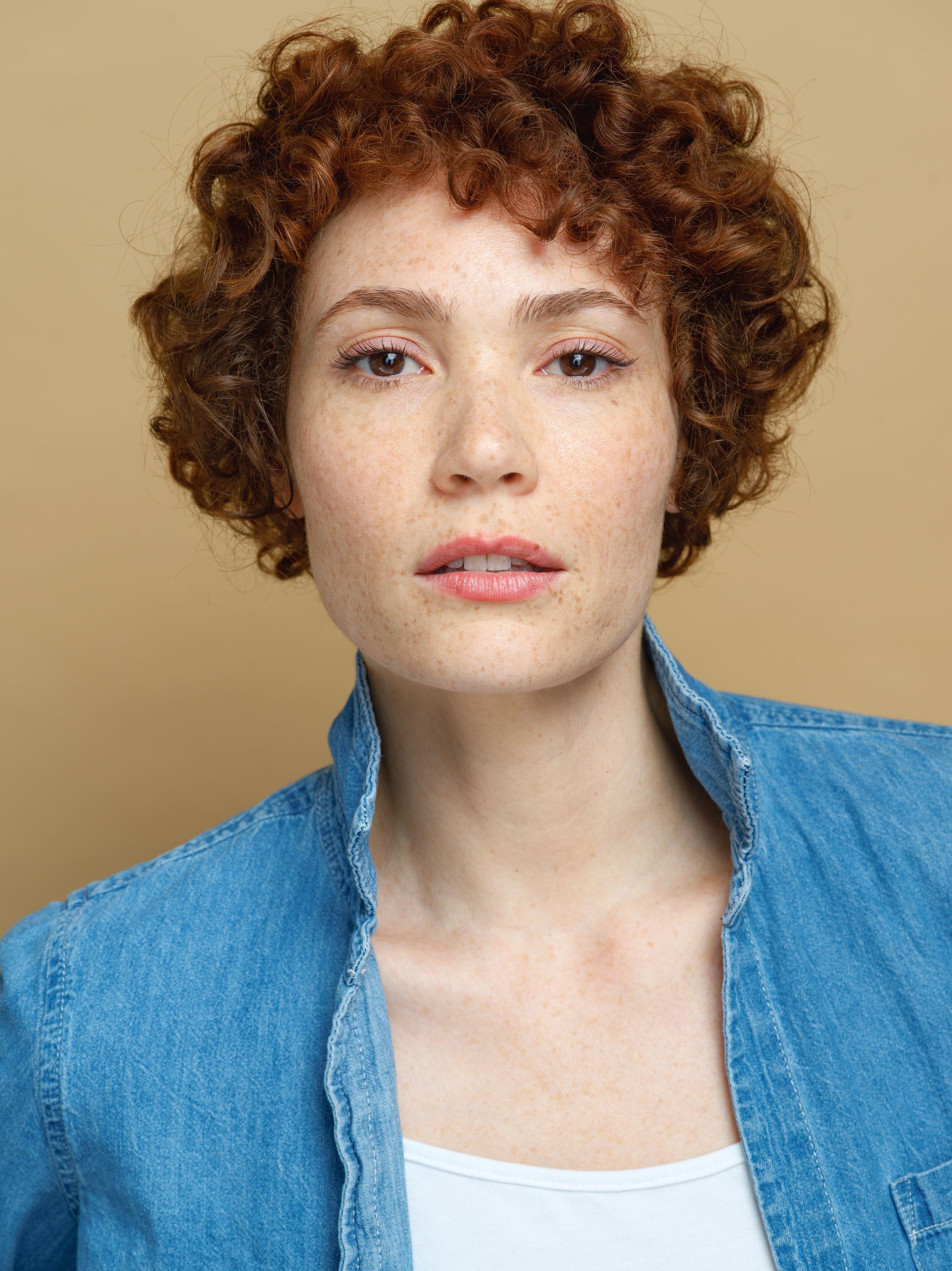 actor Victoria Ealy large photo