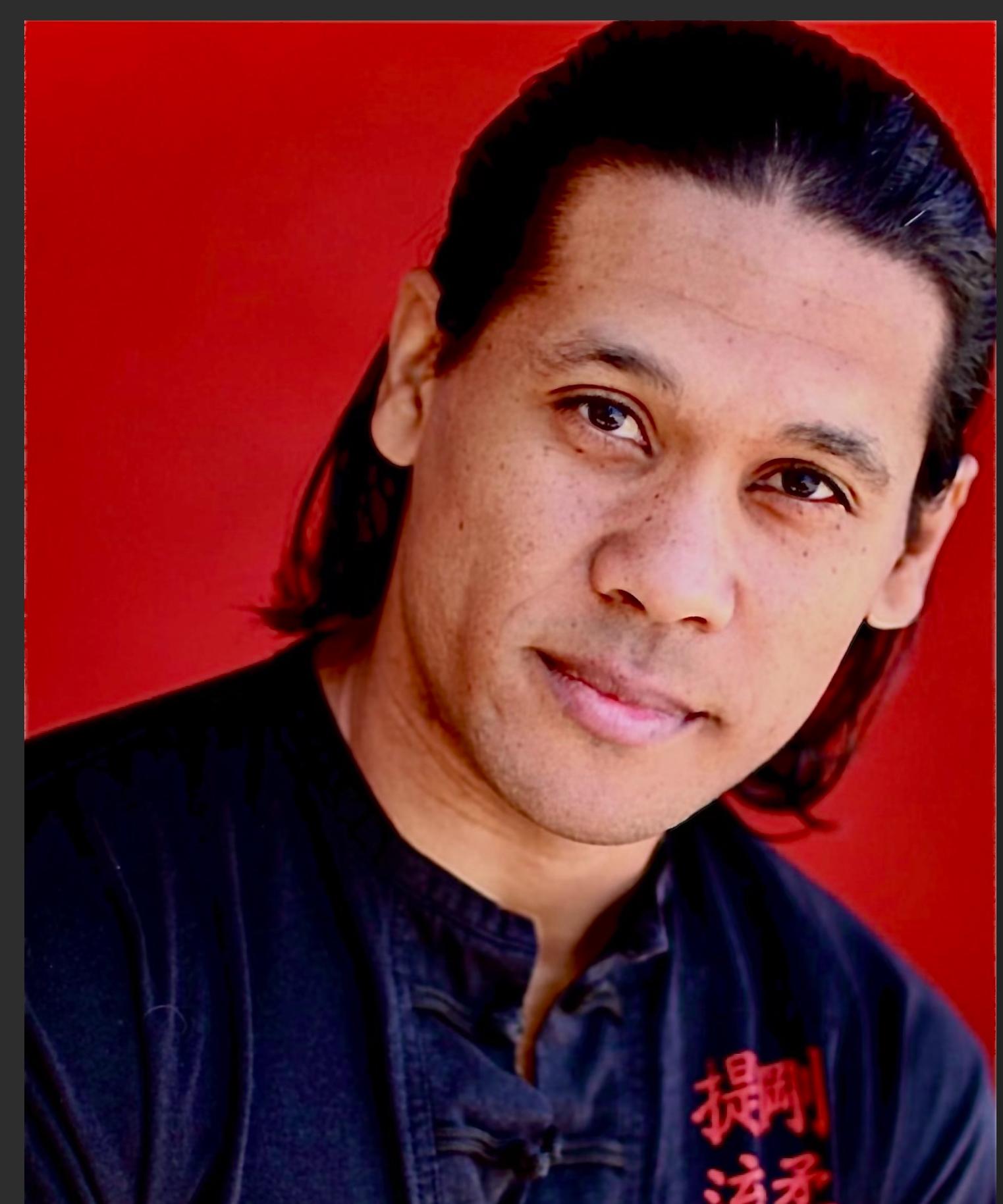 actor Roberto Gutierrez large photo