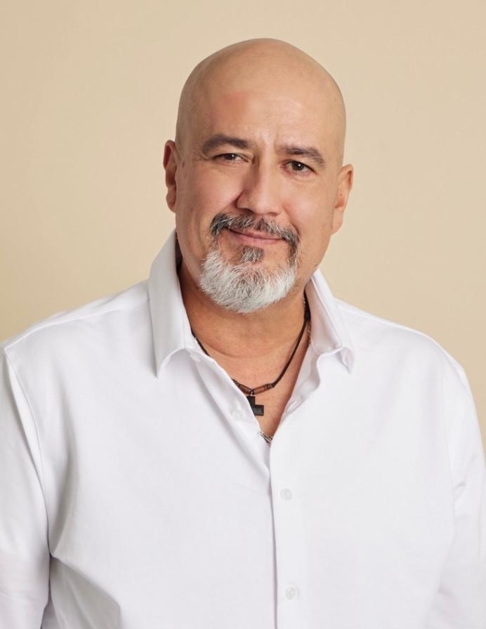 actor Robert Ramirez large photo