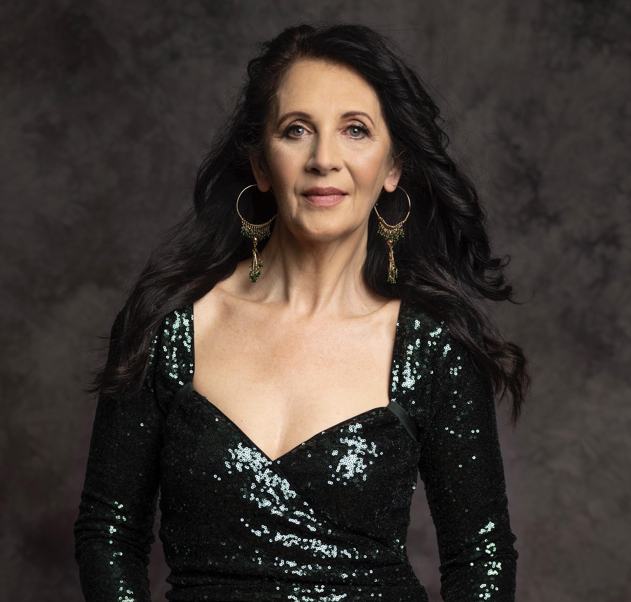 actor Debra Leigh-Taylor large photo