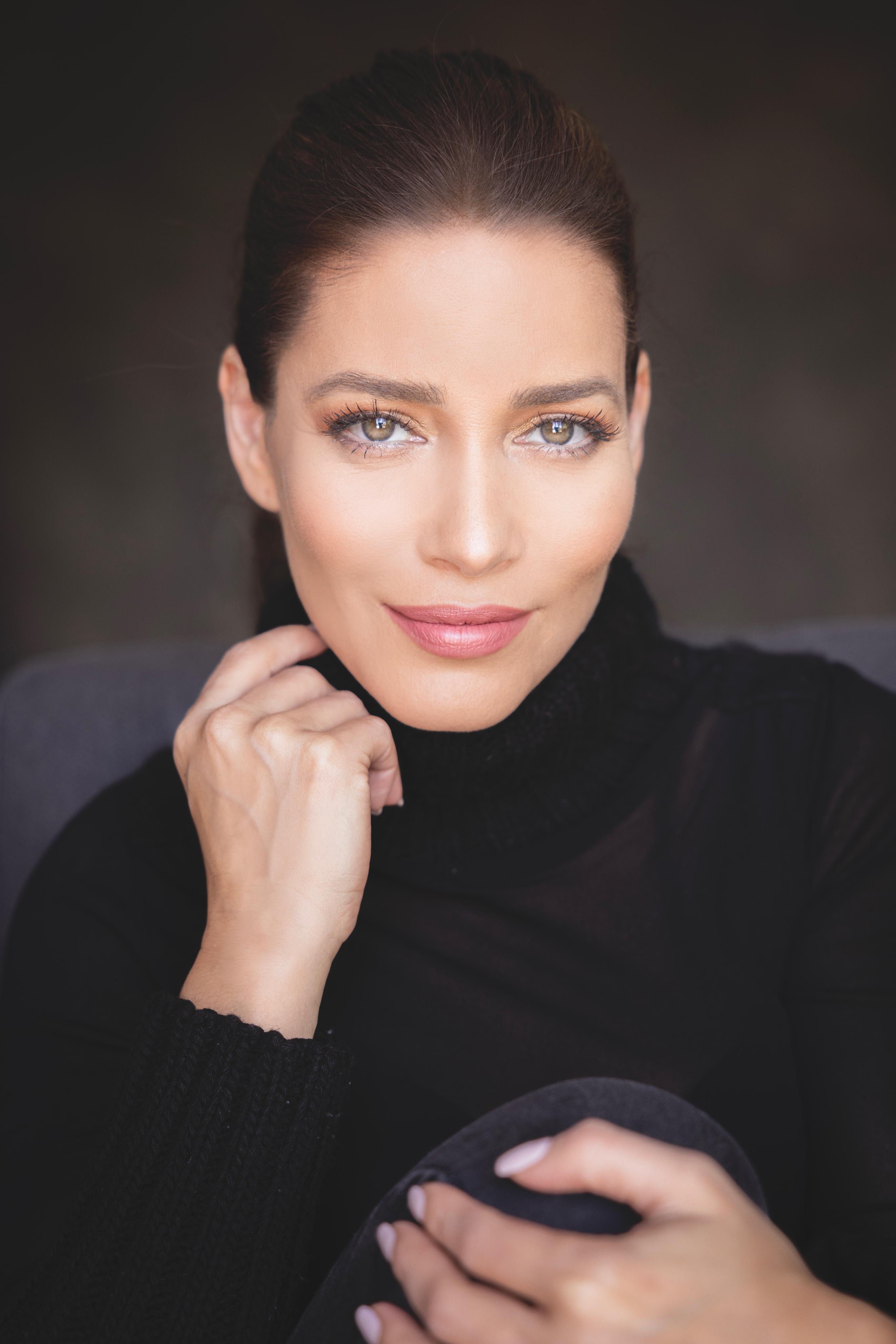 actor Adriana Fonseca large photo