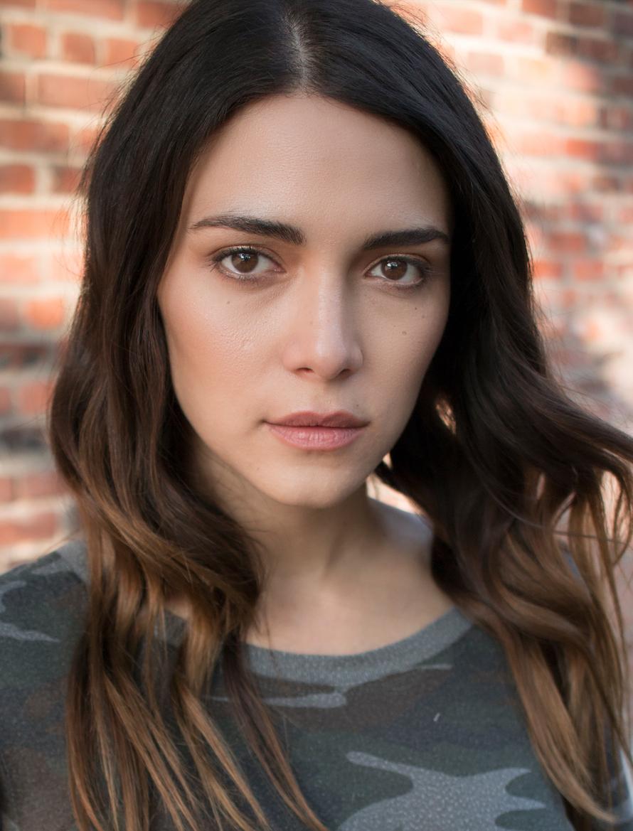 actor Ella Lentini large photo