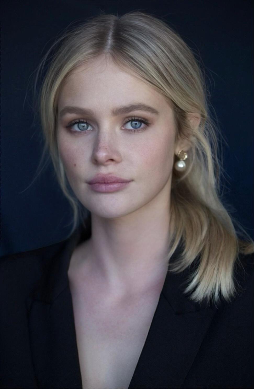 actor Hanna Griffiths large photo